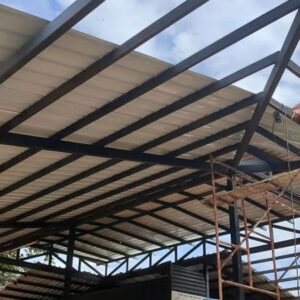 Instalación de techo en espacio del cafetín area de ingenieria en sistemas unerg2